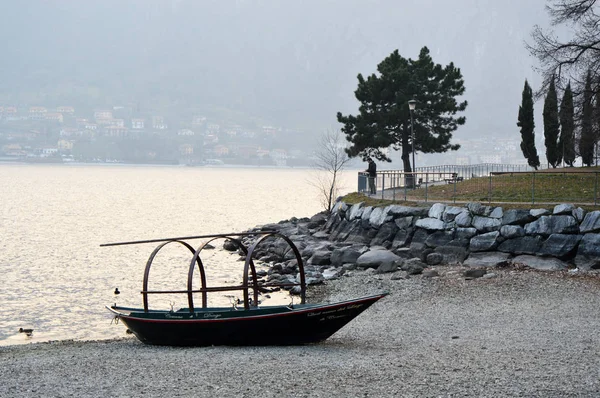 Krásná loď na břehu jezera Como v Hamletovi Mandello del Lario poblíž Lecco, zimní čas, Itálie — Stock fotografie