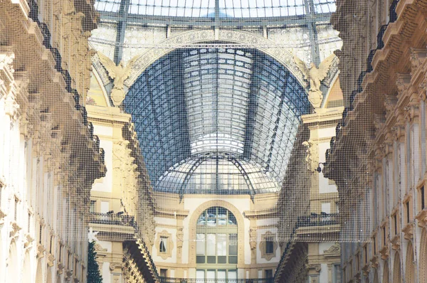 Galleria Vittorio Emanuele Ii, Milánóban. Ez egyike a világ legrégebbi bevásárló központokban, tervezte és építette Giuseppe Mengoni 1865 és 1877-ben, Milánó, Olaszország — Stock Fotó