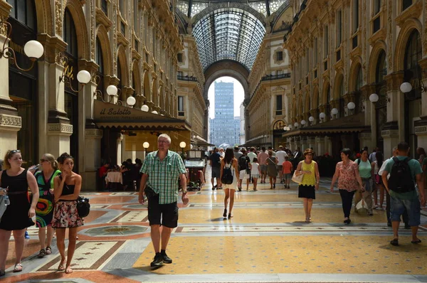 밀라노에서 갤러리아 비토리오 에마누엘레 Ii입니다. 그것은 하나의 세계에서 가장 오래 된 쇼핑몰, 설계 하 고 제작한 Giuseppe Mengoni 1865 사이 1877, 밀라노, 이탈리아 — 스톡 사진