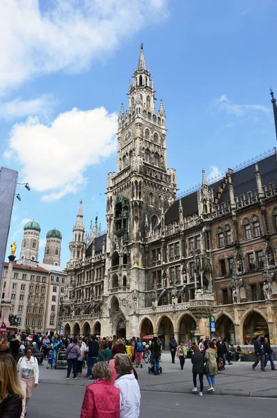 Mnichov - 18 května, 2016: Místní chodců a návštěvy turistů mimo Neues Rathaus Nová radnice na náměstí Marienplatz v Mnichově, Bavorsko, Německo — Stock fotografie