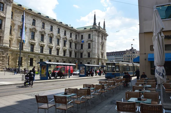 Monachium, Niemcy - 18 maja 2016 roku: Restauracja może pomieścić i Landgericht Mnchen na tle w Prielmayerstrae, Monachium, Niemcy — Zdjęcie stockowe