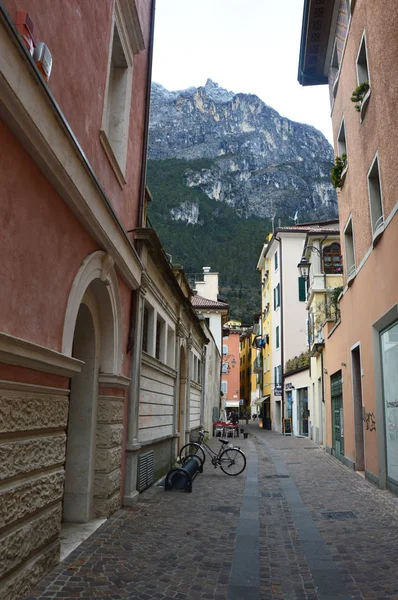 Beautiful view of Riva del Garda street with mountains near Lake Garda in the winter — Stock Photo, Image