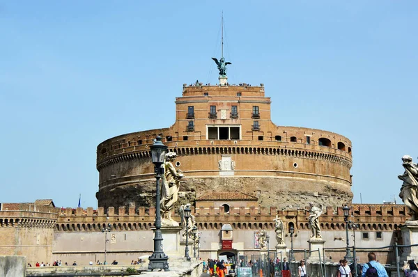 Den Mausoleum av Hadrianus, vanligtvis känd som Castel Sant'Angelo är en högresta cylindrisk byggnad i Parco Adriano se med Castel Sant'Angelo bridge, Rom, Italien. — Stockfoto