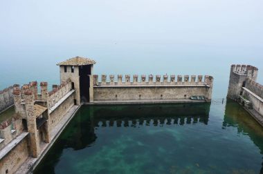Görünümü bir sis Lake Garda Castle, Sirmione, İtalya 