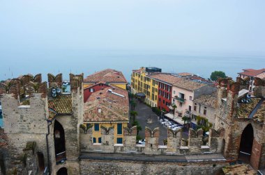 Sirmione şehir sis Lake Garda İtalya ile kaleden görünümü 