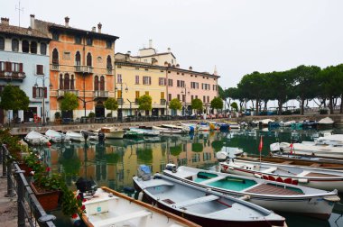 Bir Desenzano del Garda görünümü bağlantı noktasındaki marina, deniz araçları, liman manzaralı güzel manzaralı Kasım 2016, İtalya Venedik tarzı, Bina
