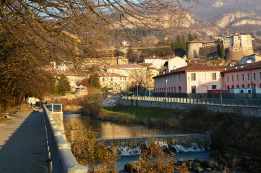 Adige Nehri Rovereto kasabasında Ortaçağ Kalesi ve evleri ile kış manzarası