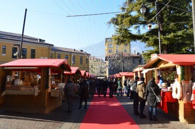 Sokak Rovereto kasabanın Noel zamanında, Rovereto, Trentino Alto Adige, İtalya