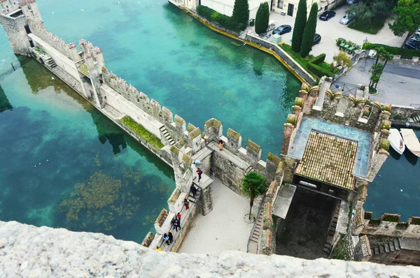 Weergave van mist het Gardameer vanuit de burcht, Sirmione, Italië — Stockfoto