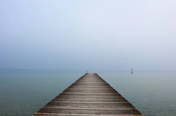Пирс в Сирмионе, озеро Гарда, Италия — стоковое фото
