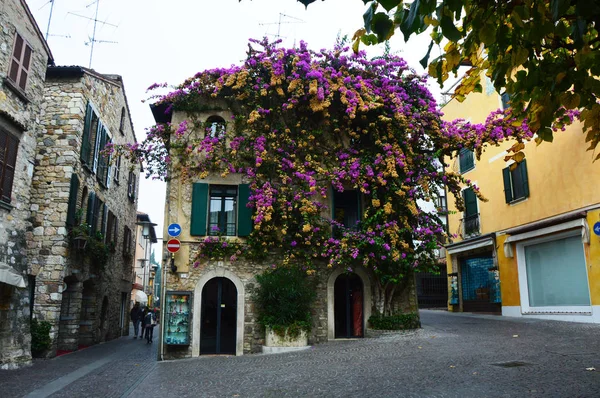 Sirmione centro storico con fiori, Lago di Garda in Italia — Foto Stock