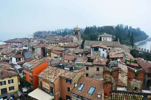 Vista de la ciudad de Sirmione desde el castillo con niebla Lago de Garda en Italia — Foto de Stock