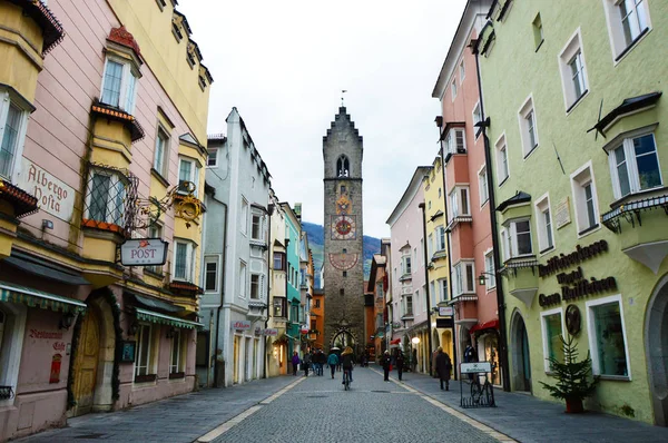 Gamla tornet och hus i medeltidsstaden Sterzing Vipiteno, Sudtirol, Italien — Stockfoto