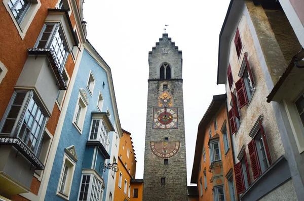 Antigua torre y casas en la ciudad medieval Sterzing Vipiteno, Sudtirol, Italia — Foto de Stock