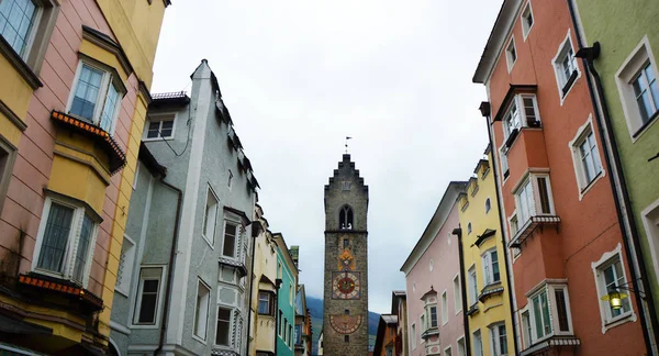 Eski kule ve evleri Ortaçağ kenti Sterzing VIPITENO, Sudtirol, İtalya — Stok fotoğraf