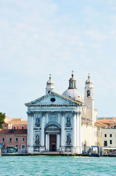 Canal Grande con iglesia de Santa Maria del Rosario o dei Gesuati, Venecia, Italia, verano 2016 — Foto de Stock
