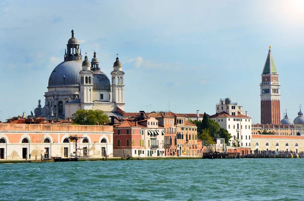 Canal Grande com campanário de São Marcos e Basílica de Santa Maria da Saúde em Veneza, Itália, verão de 2016 — Fotografia de Stock