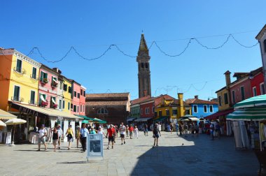 Venedik Burano turistler, yaslanmış campanile kule çan ve tipik renkli evlerin üstünde belgili tanımlık dip, Venedik, İtalya ile kare 2016 yaz 