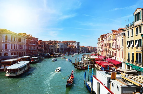 Canal Grande Venezia, The Grand Canal ile güneşli bir feribot ve gondollar, Venedik, İtalya yaz 2016 Rialto Köprüsü'nden görüldüğü — Stok fotoğraf