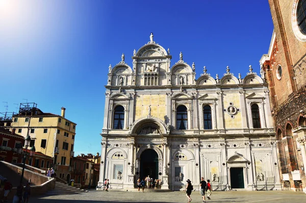 Veneza Scuola Grande di San Marco com ponte à esquerda, dia ensolarado, Veneza, Itália verão 2016 — Fotografia de Stock