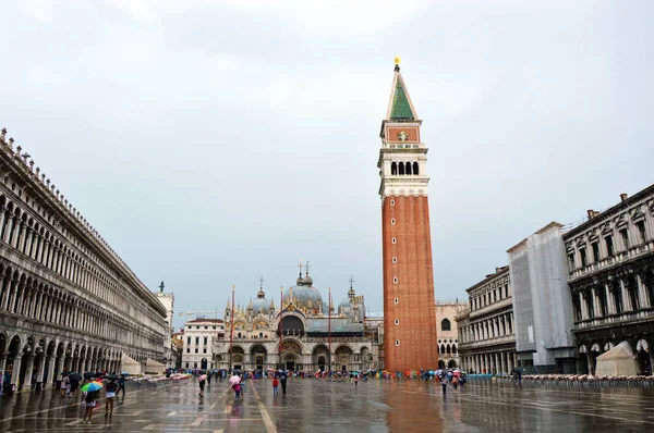 Igreja Basílica de São Marcos e campanário torre sineira em Veneza, dia chuvoso, pessoas com guarda-chuvas, verão 2016 — Fotografia de Stock