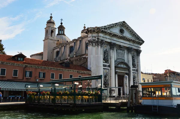 Iglesia de Santa Maria del Rosario o dei Gesuati con restaurante en laguna y parada de ferry Zattere, Venecia, Italia, verano 2016 — Foto de Stock
