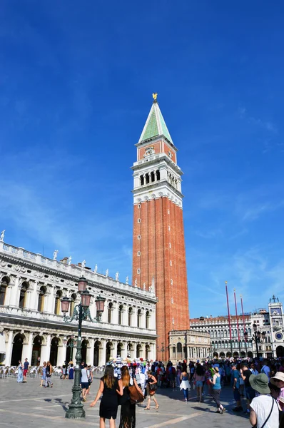 Turistas na Praça de São Marcos Veneza lotada com sinos de torre campanile, Piazza San Marco Venezia, Veneza, Itália verão 2016 — Fotografia de Stock