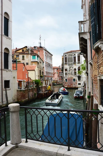 Incredibile vista sul Canale di Venezia da un balcone, vacanze uniche, indimenticabili, Venezia, Italia estate 2016 — Foto Stock