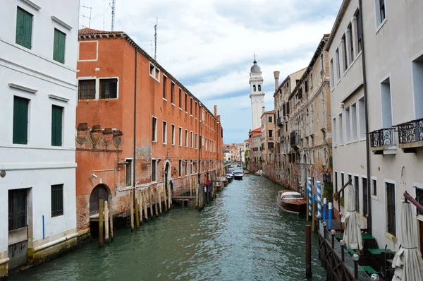 Venezia tipico canale con torre bianca storta chiesa con barche, giornata nuvolosa Venezia, Italia estate 2016 — Foto Stock