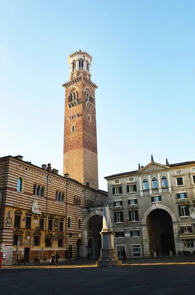 Verona Fantastiskt låg vinkel med utsikt över Piazza dei Signori Dante staty, Italien — Stockfoto