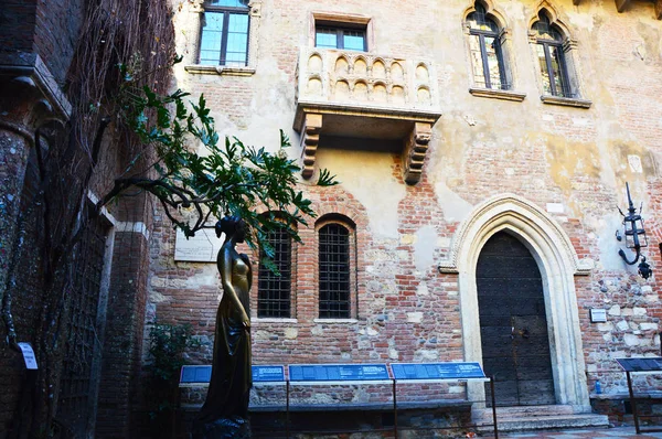 Статуя Джульетты и ее балкон в Вероне, Италия — стоковое фото