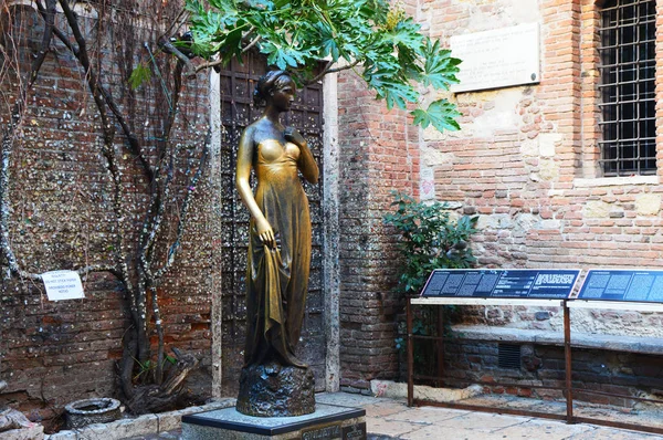 Estatua de Julieta, Verona, Italia —  Fotos de Stock