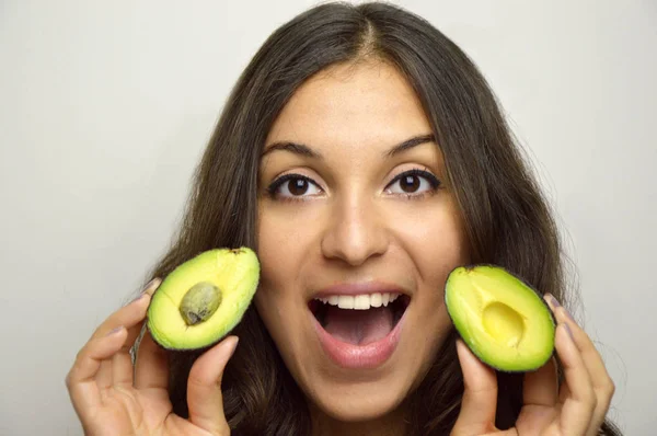 Portrait de fille attrayante avec avocat fruits sains — Photo