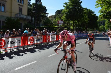 Vincenzo Nibali varış İtalya Bisiklet Turu yıllık birden çok aşamalı bisiklet yarışı 100 baskı aşamasında Bergamo yakınındaki pembe jersey Tom Dumoulin arkasında. İtalya Tur