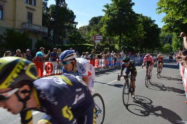 İtalya Bisiklet Turu yıllık birden çok aşamalı bisiklet yarışı tanınabilir bisikletçiler yaman, Pinot, Quintana, Dumoulin ve Nibali 100 baskısının Bergamo aşamasında varış