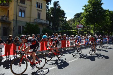 Bisikletçiler İtalya Bisiklet Turu İtalya Bisiklet Turu 100 baskı aşamasında Bergamo varış yakınındaki 15 sahneye katılmaktadır. İtalya Tur.