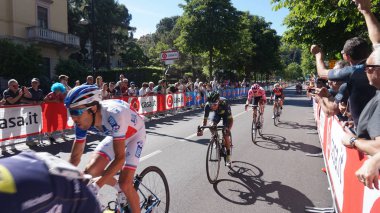 İtalya Bisiklet Turu yıllık birden çok aşamalı bisiklet yarışı tanınabilir bisikletçiler Pinot, Quintana, Dumoulin ve Nibali 100 baskısının Bergamo aşamasında varış