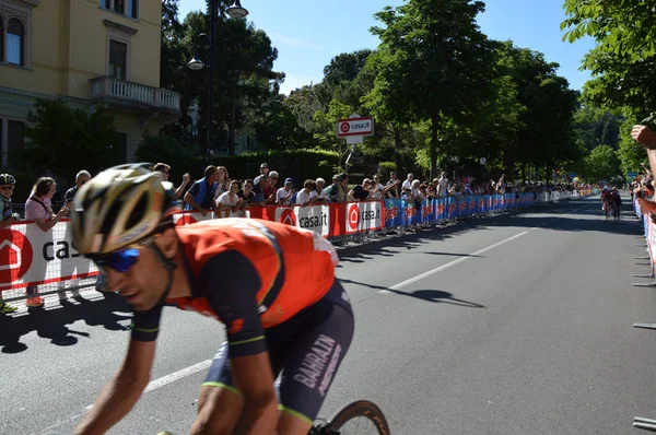 Vincenzo Nibali escapando perto da chegada com perseguidores em Bergamo estágio na edição 100 de Giro d 'Italia corrida anual de bicicleta de vários estágios. Visita à Itália — Fotografia de Stock