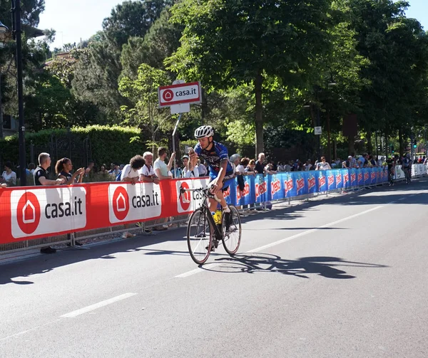Bisikletçi İtalya Bisiklet Turu İtalya Bisiklet Turu 100 baskı aşamasında Bergamo varış yakınındaki 15 aşaması için katılın. İtalya Tur.