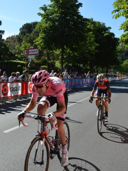 Vincenzo Nibali por trás da camisola rosa Tom Dumoulin perto da chegada ao palco de Bergamo na centésima edição da corrida anual de bicicletas de múltiplos estágios Giro d 'Italia. Visita à Itália — Fotografia de Stock