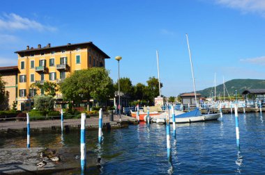 Iseo, İtalya - 13 Mayıs 2017: Görünüm Iseo Gölü iskele ile deniz araçları, Iseo, İtalya