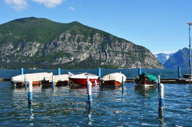 Iseo, İtalya - 13 Mayıs 2017: Görünüm Iseo Gölü iskele ile deniz araçları, Iseo, İtalya