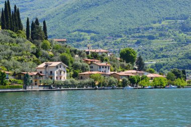 Bulutlar ile Gölü Panoraması 