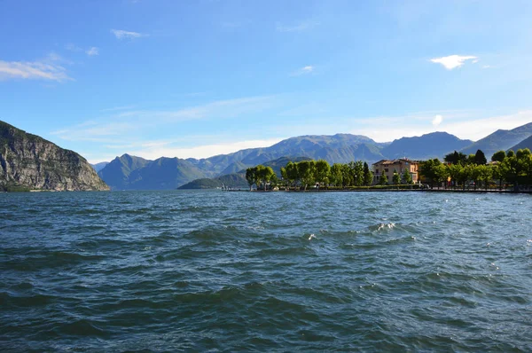 Hermosa vista sobre el lago Iseo desde la ciudad de Iseo, Italia — Foto de Stock