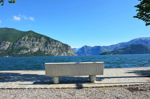 空ベンチと湖を背景に視力を驚くべき — ストック写真