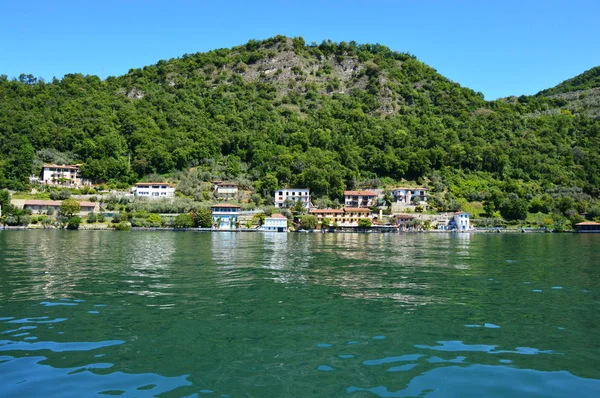 モンテ イゾラの島でフェリーから湖のパノラマ。イタリアの風景。湖の島。イセオ湖, イタリア. — ストック写真