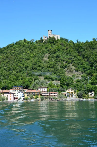 Lago panorama de ferry con isla Monte Isola. Paisaje italiano. Isla en el lago. Lago Iseo, Italia . — Foto de Stock