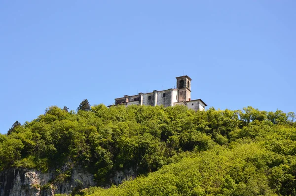 Il Santuario della Madonna della Ceriola a Monte Isola in cima al verde della collina, Lago d'Iseo, Italia — Foto Stock