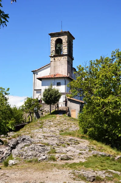 Svatyni Santuario della Madonna della Ceriola v Monte Isola na jezero Iseo, Itálie — Stock fotografie