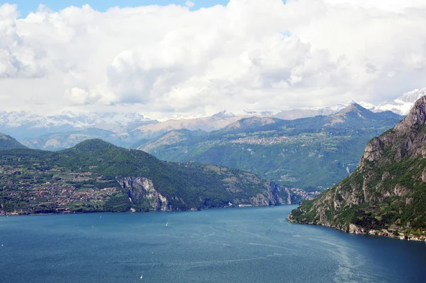Vista del lago desde "Monte Isola". Paisaje italiano. Isla en el lago. Vista desde la isla Monte Isola en el lago Iseo, Italia — Foto de Stock